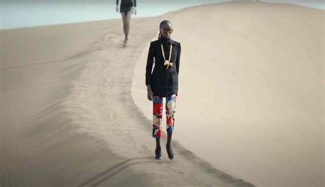 Yves Saint Laurent sfila nel deserto del Sahara 